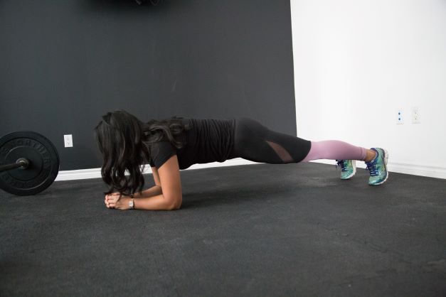 žena opřená o lokty cvičící plank